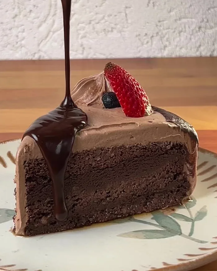 Calda de chocolate sobre fatia de bolo de chocolate da Vivaz